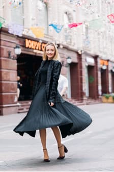 Mulher com vestido rodado preto
