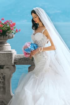 Mulher com vestido de noiva branco