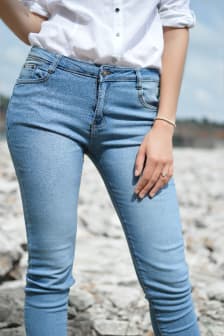 Calça jeans em um tom azul mais claro