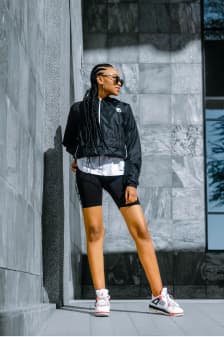 Mulher com roupa preta de academia